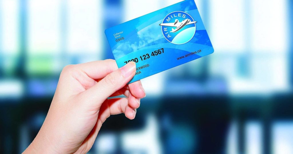 AIR MILES: faut-il accumuler des milles ARGENT ou RÊVES ? - carte air miles en main