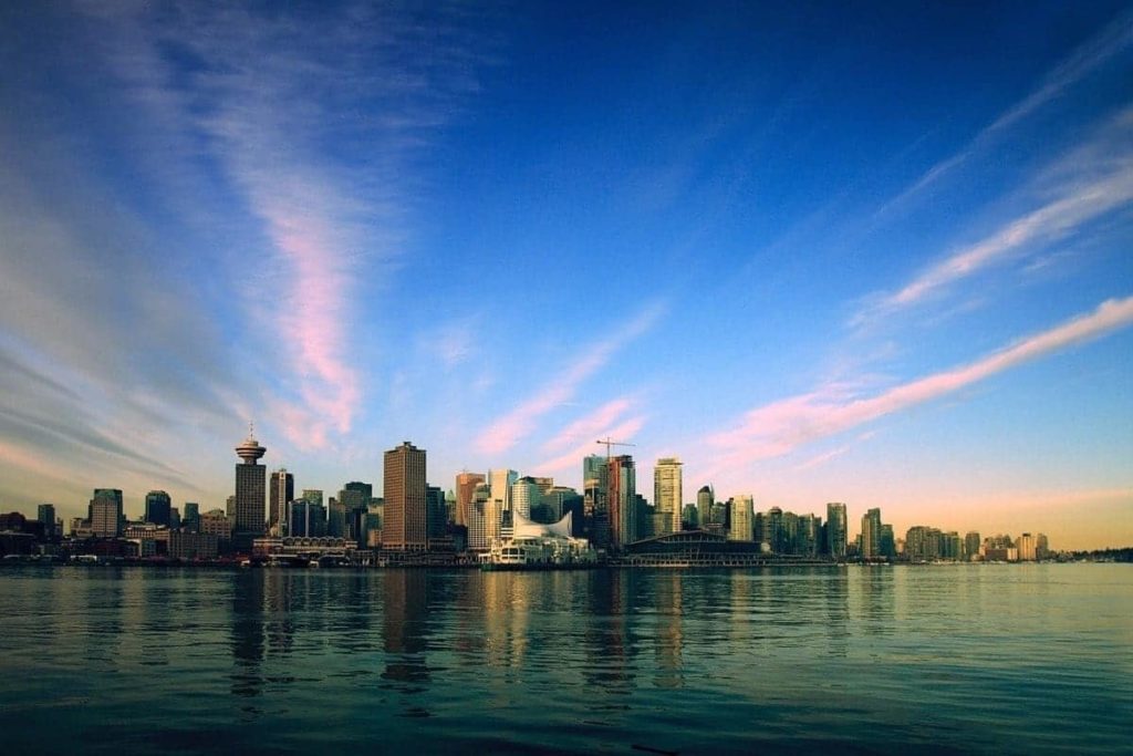 Partir &agrave; Vancouver avec des points & miles - downtownvancouversunrise