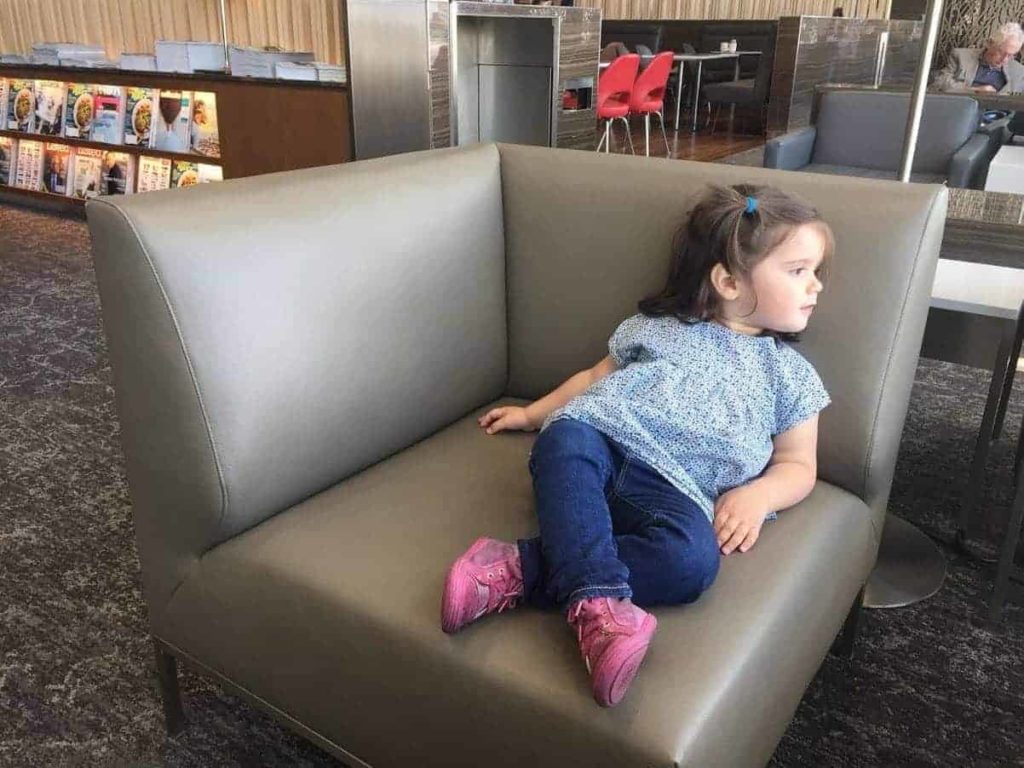 Guide : Comment voyager en avion avec un bébé ? - salon air canada alexandra