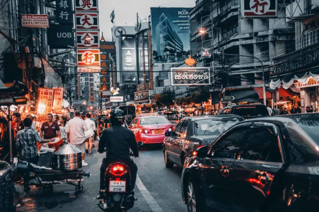 Quelques mots sur le slow travel - Crowded Street With Cars Passing By 708764