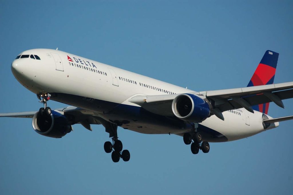 delta airlines plane