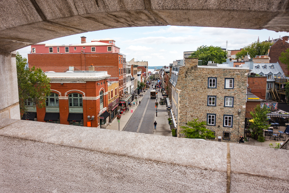Expats: Which Bank Should You Choose to Open a Bank Account in Canada? - vieux-quebec-rue-saint-jean