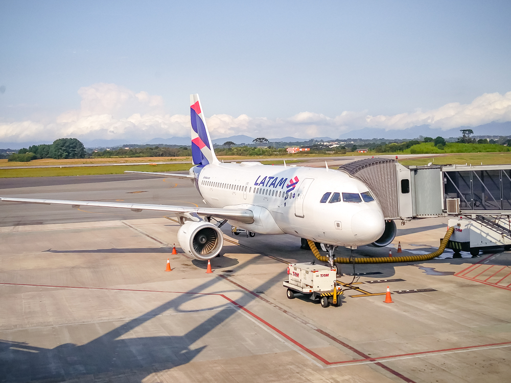 La politique d&rsquo;annulation en 24 heures des billets d&rsquo;avion - Avion Avec Les Nouvelles Couleurs De Latam