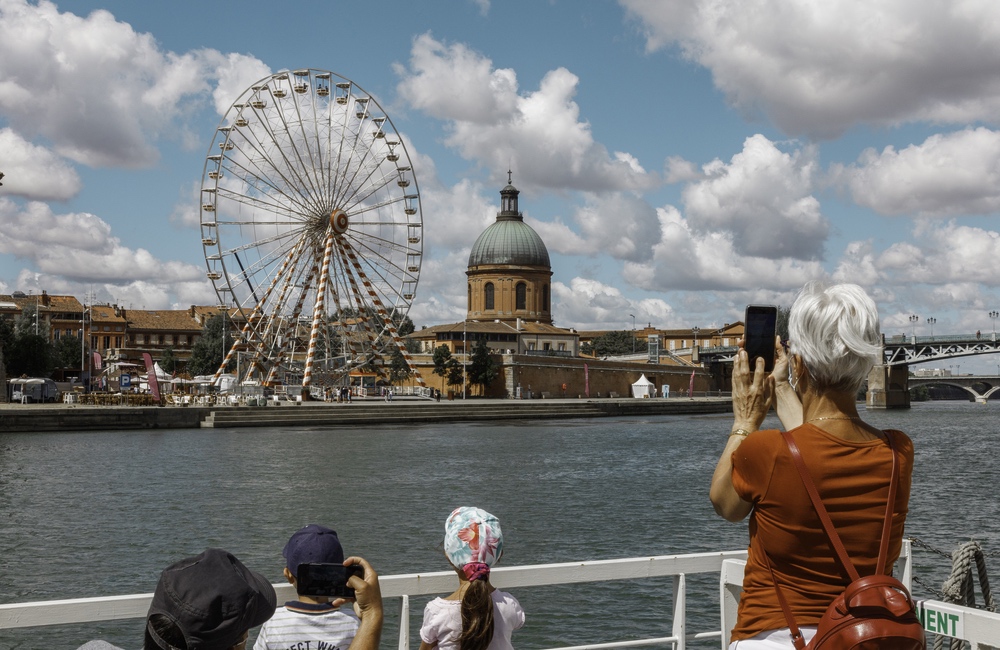 France : Toulouse Travel Guide | Itineraries and Highlights - Cruise On The Canal De Brienne And The Garonne©arnaud Spani