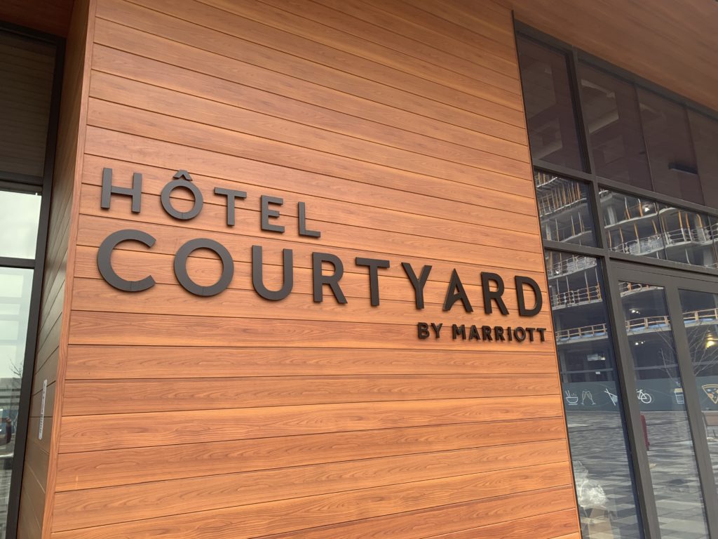 Avis : Courtyard by Marriott Montréal Brossard | Marriott Bonvoy - Entrée extérieure du Courtyard Montréal-Brossard