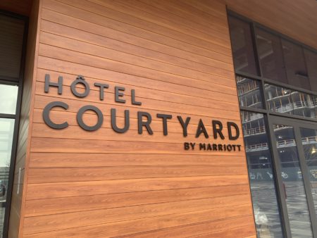 Review : Courtyard by Marriott Montréal Brossard | Marriott Bonvoy - Entrée extérieure du Courtyard Montréal-Brossard