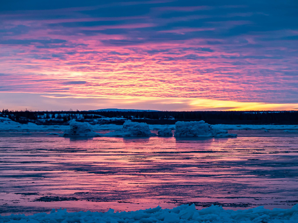 Nunavik Guide: a trip as exotic as it is unique - Un superbe coucher de soleil à Kuujjuaq -Crédit Photo Maxence Chavanne