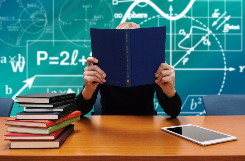 How can I save money every day as a student? - school-2051712_1920