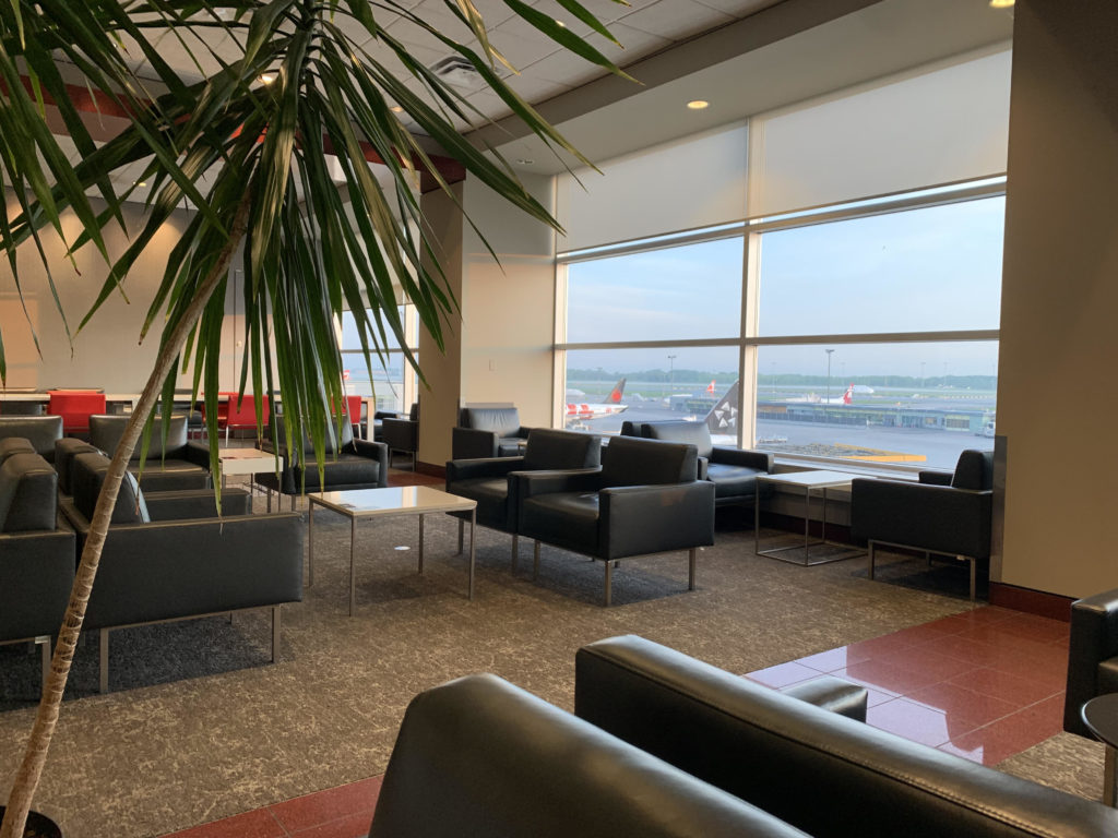 Avis : Salon Feuille d&rsquo;&Eacute;rable d&rsquo;Air Canada &ndash; Domestique &ndash; Montr&eacute;al Trudeau - Yul Domestique Salon Feuille Érable Vue