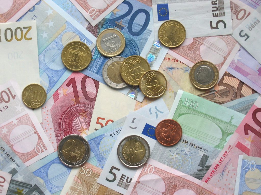 Guide: How to Get the Best Exchange Rate While Travelling - save money