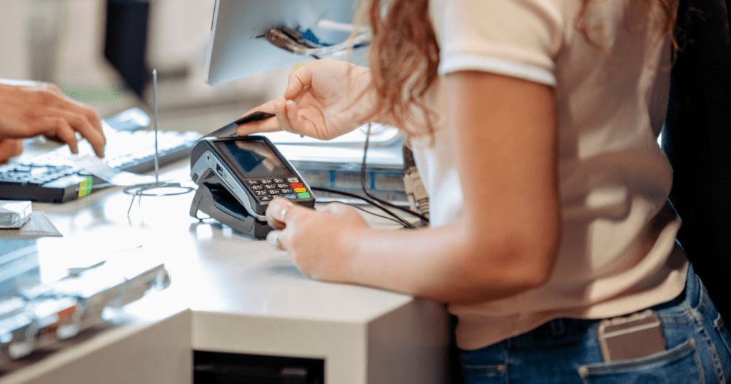 Comment éviter les frais de carte de crédit au Canada? - Taux carte crédit débit