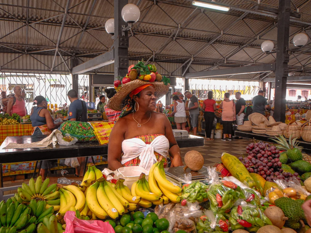 Guide de voyage en Martinique | Itinéraires et Incontournables - Fort de France Marche couvert Martinique Credit Frederic Deluen