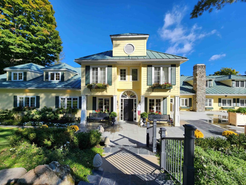 Review: Ripplecove Hotel & Spa Eastern Townships, Quebec - Ripplecove Hotel Exterior -1-