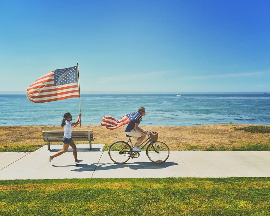 États-Unis: Top 12 des plus belles plages - Drapeaux americains a la plage pixabay
