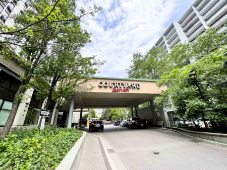 Review: Courtyard Toronto Downtown | Marriott Bonvoy - Courtyard Toronto Downtown Front