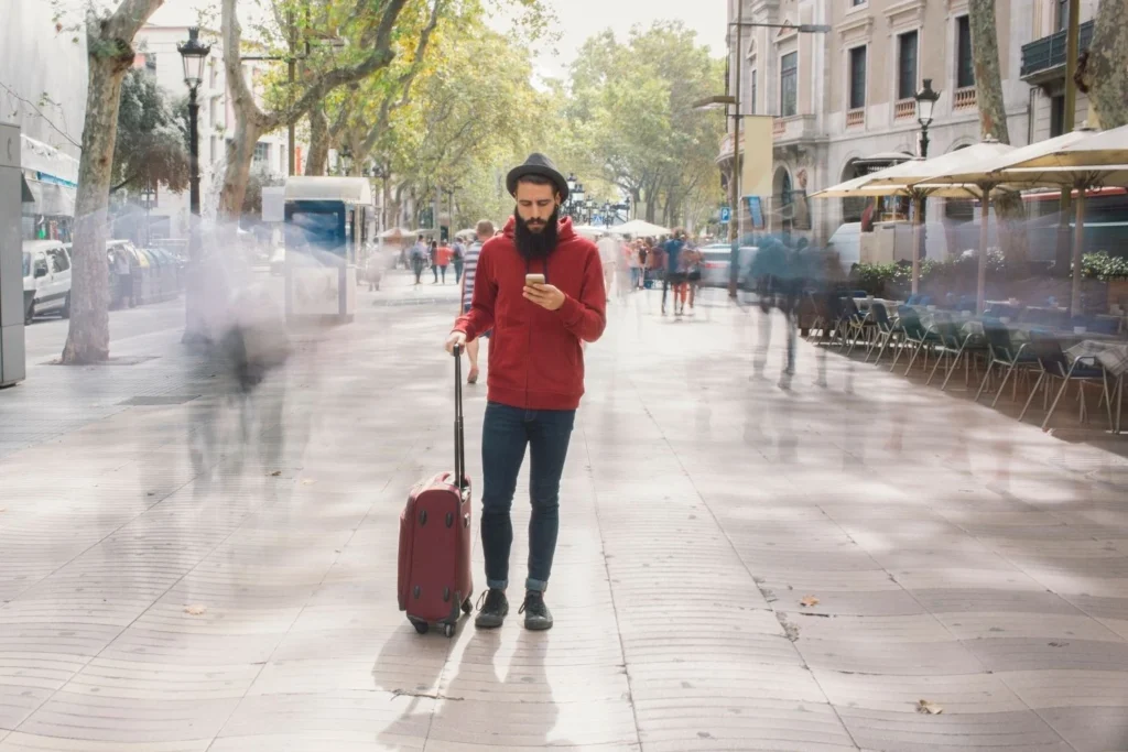 Avis sur la carte eSIM de Saily : en vaut-elle la peine? - Touriste telephone