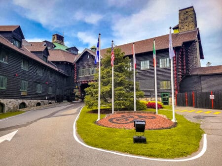 Review : Fairmont Le Château Montebello Hotel | Accor ALL - chateau-exterieur-6