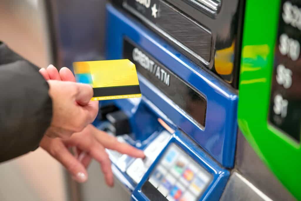 Utiliser judicieusement les avances de fonds des cartes de crédit - atm unsplash
