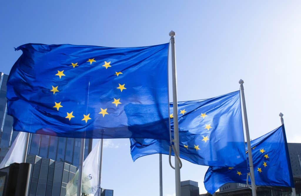 ETIAS : Tout ce que vous devez savoir sur l&rsquo;autorisation de voyage &eacute;lectronique pour visiter l&rsquo;Union europ&eacute;enne - drapeau union europeenne