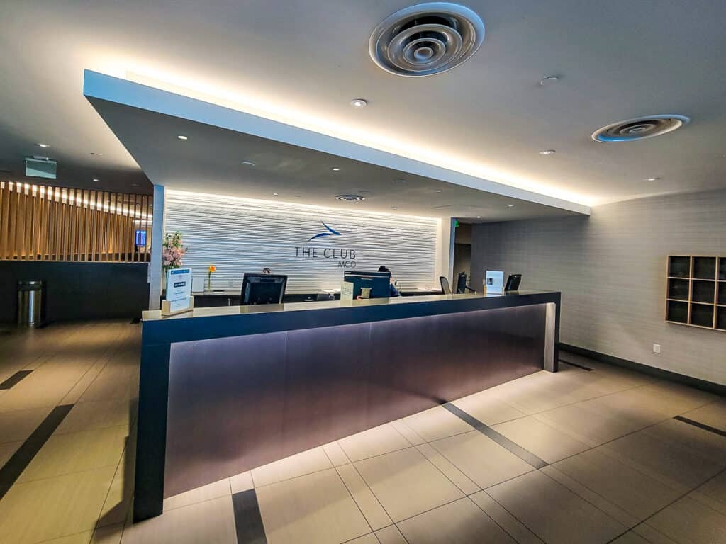 Avis : Salon The Club MCO Terminal B, A&eacute;roport International d&rsquo;Orlando (MCO) - Salon The club MCO Orlando Crédit David 01