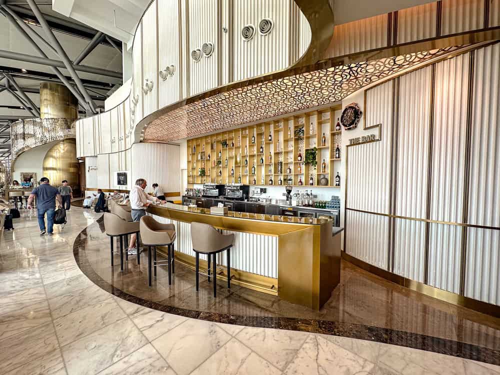 Review: Oman Air B787-9 Business Class | Muscat - Munich - Oman-Air-Lounge-25