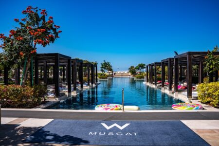 W Muscat : Notre séjour en famille à Mascate - Piscine infinity cabanes logo W