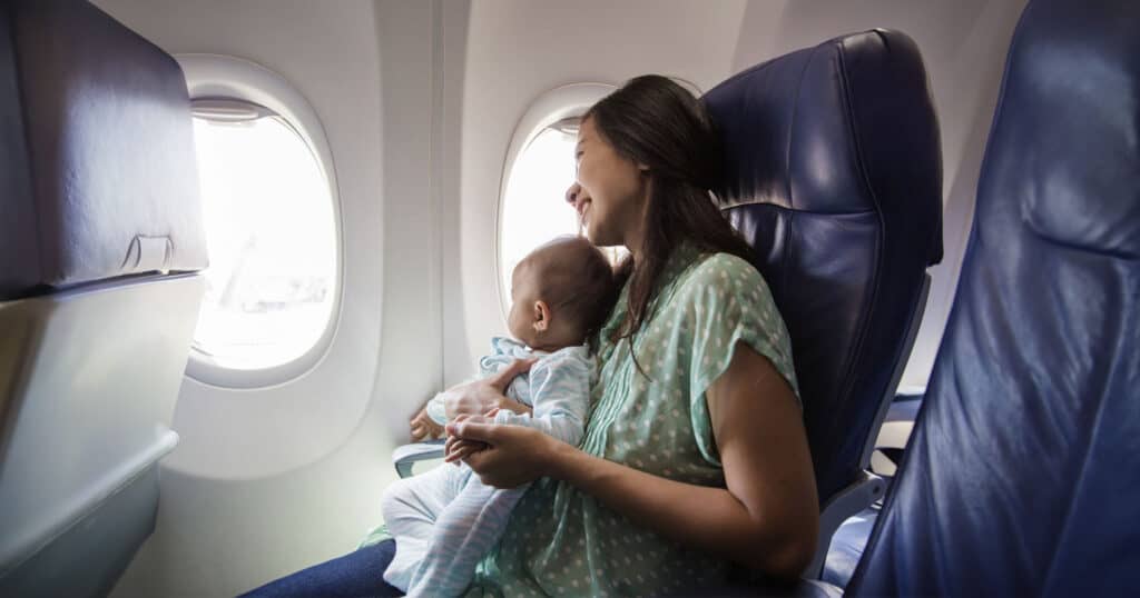 Guide: tips for flying with baby - Bebe-Avion-Voyage-2400x1260