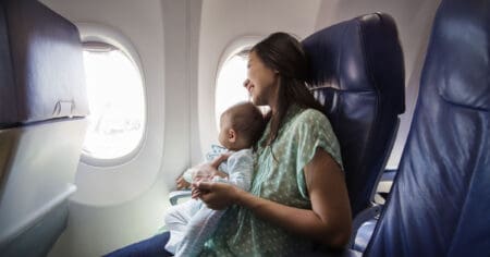 Guide: tips for flying with baby - Bebe-Avion-Voyage-2400x1260