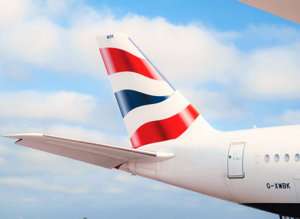 Comprendre les surcharges des transporteurs a&eacute;riens et la tarification des billets d&rsquo;avion - British Airways Airbus A350 tailfin and wingtip ref180987 1