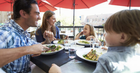 30 Restaurants gratuits ou à rabais pour les enfants au Canada - Restaurants Enfants