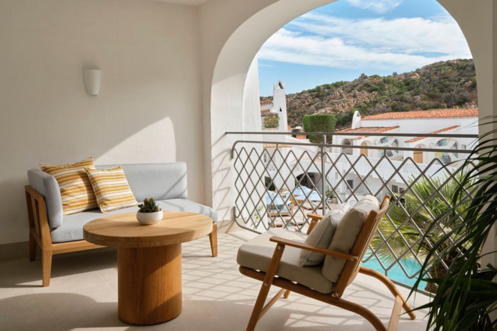 Les nouveaux hôtels qui définiront l’année 2026 à travers le monde - Balcon d’une chambre d’amis au W Sardinia