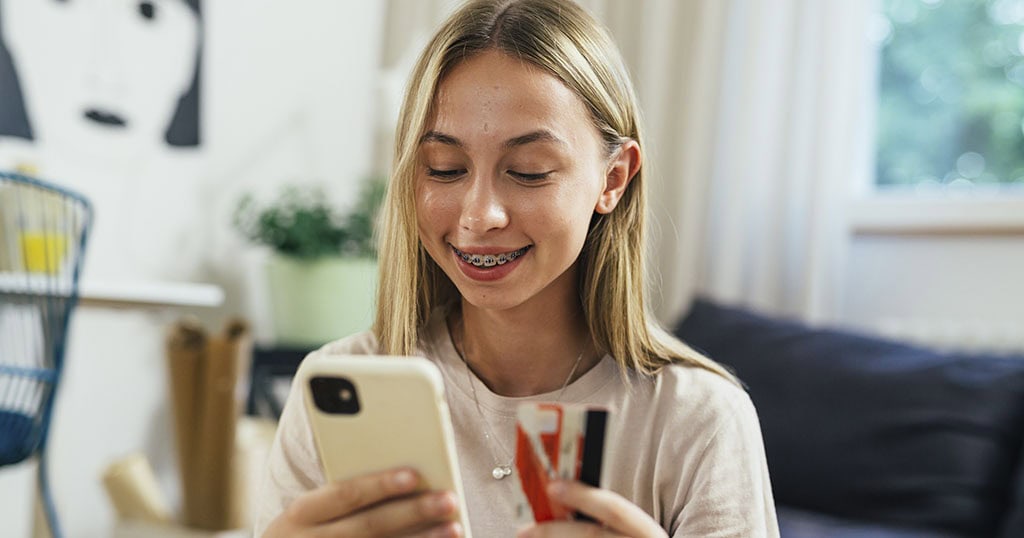 L&rsquo;&acirc;ge minimum d&rsquo;un adolescent pour avoir une carte de cr&eacute;dit suppl&eacute;mentaire - Adolescente carte de crédit