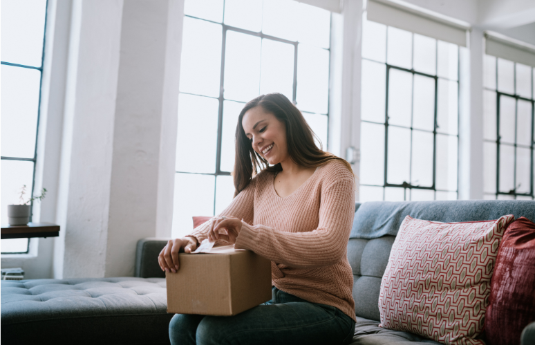 Magasinez avec vos points sur Amazon : est-ce une bonne affaire? - woman opening box