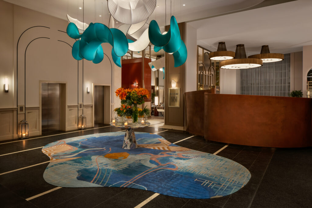 Sofitel Montréal Le Carré Doré dévoile sa luxueuse transformation - Lobby Sofitel Hotel
