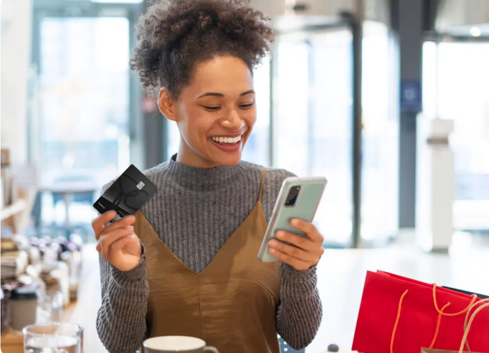 Cartes de crédit PC Optimum : laquelle vous convient le mieux ? - femme avec téléphone et carte