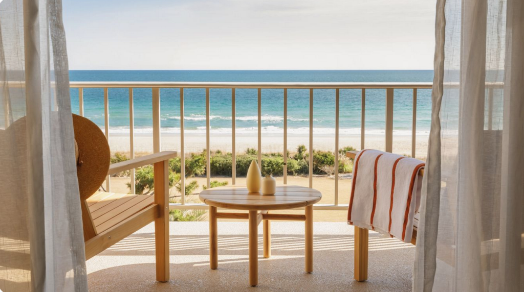 Marriott Bonvoy offre une nouvelle façon de suivre vos cartes-cadeaux - chaises sur balcon donnant sur la plage et l'océan