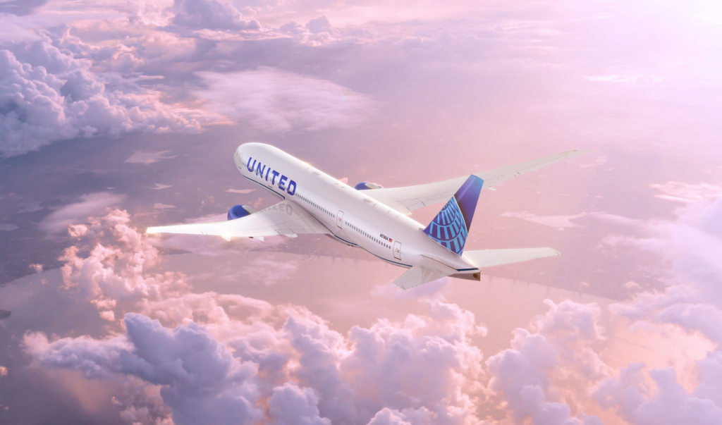 Destinations de United Airlines : Prenez votre envol avec United MileagePlus - Avion de United Airlines dans un ciel rose avec des nuages
