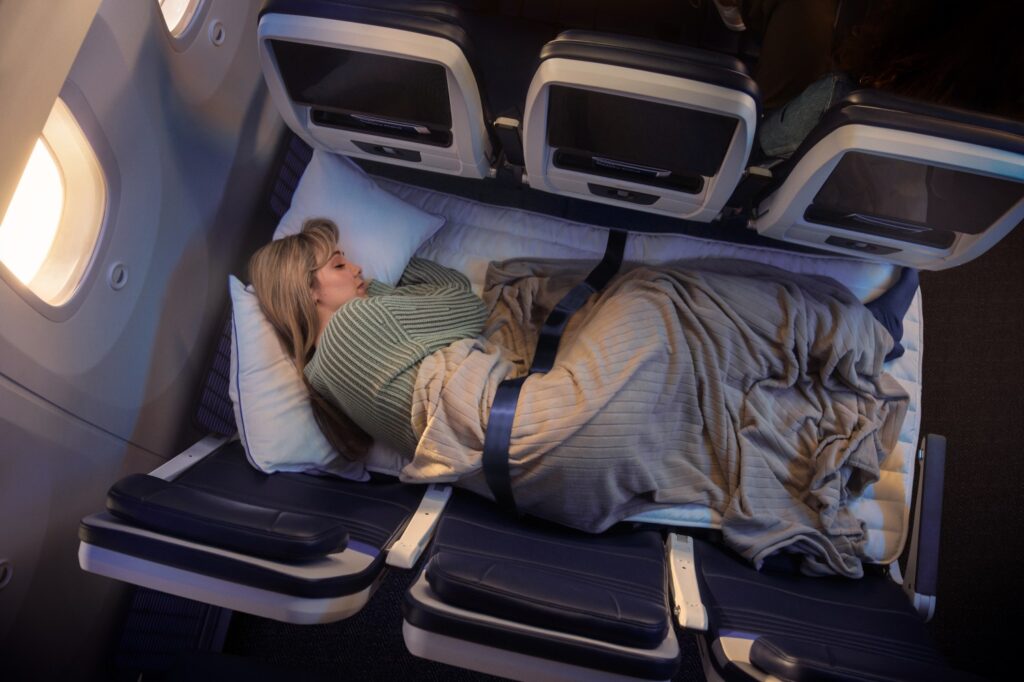 United Relax Row : le lit-canapé en économie dès 2027 - united airlines relax row famille