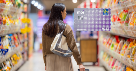 Image vedette moi RBC Visa - femme marchant dans un magasin avec un panier